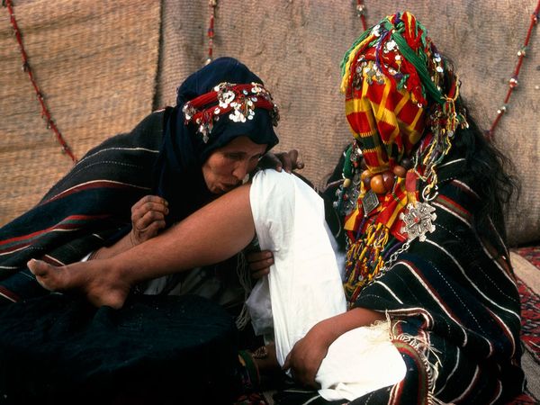 Mujer bereber besa la rodilla de su hija, que se casará con un hombre mucho mayor que ella © Carol Beckwith y Angela Fisher