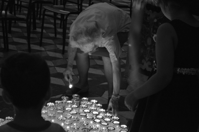 Encendiendo velas en la catedral de Castroreale © Luisa Cullurà
