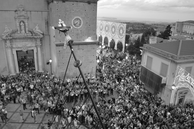 Catroreale: hombres levantando la cruz de U Signuri Longu © Luisa Cullurà 